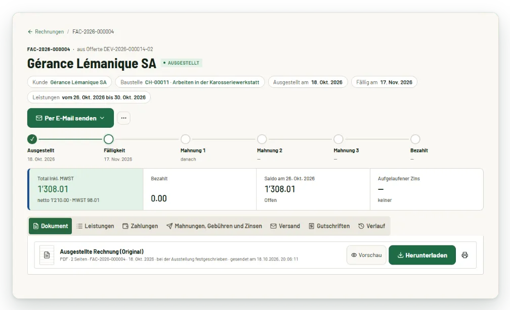 Ausgestellte Rechnung: Schritte ausgestellt, Fälligkeit, Mahnungen, bezahlt, mit Total inkl. MWST und Saldo. Fiktive Daten.