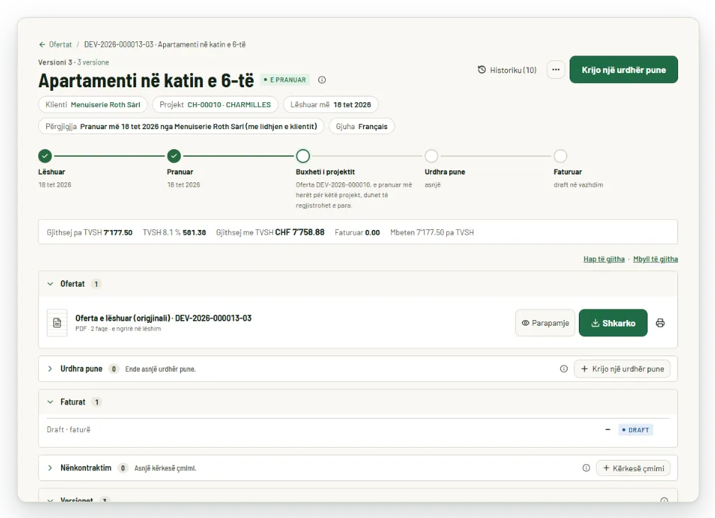Ofertë e pranuar nga klienti: hapat e lëshuar, e pranuar, buxheti, urdhrat e punës, e faturuar, me totalin pa TVSH, TVSH-në dhe PDF-në. Të dhëna fiktive.